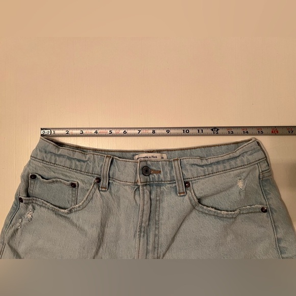 Abercrombie & Fitch Curve Love The Mom Shorts High Rise Light Wash Denim Size 30 - Picture 8 of 11